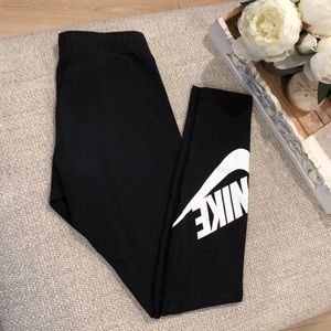Nike ankle cropping leggings with logo